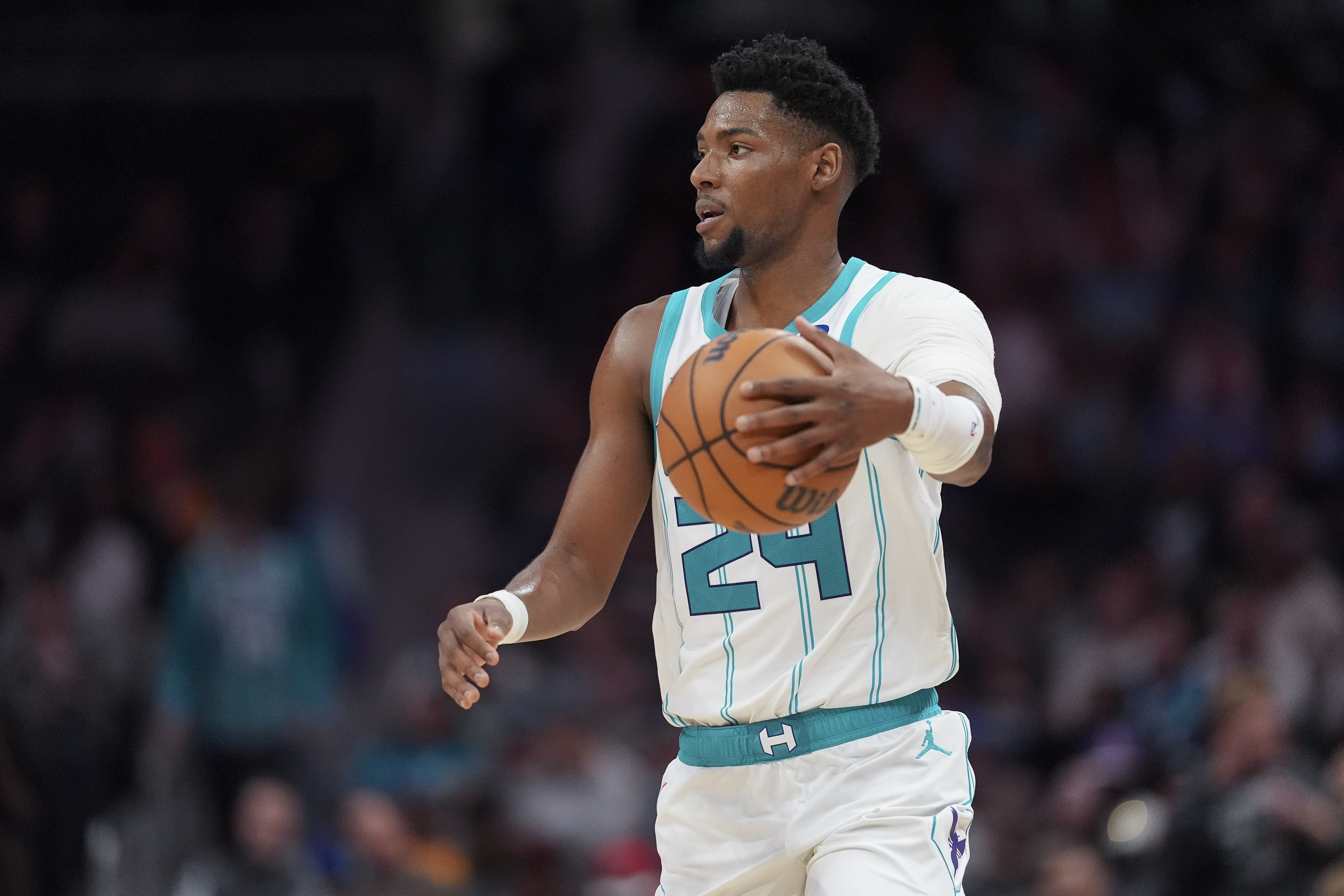 阿努诺比七记三分轰31分 力压杜兰特贝恩当选单日最佳