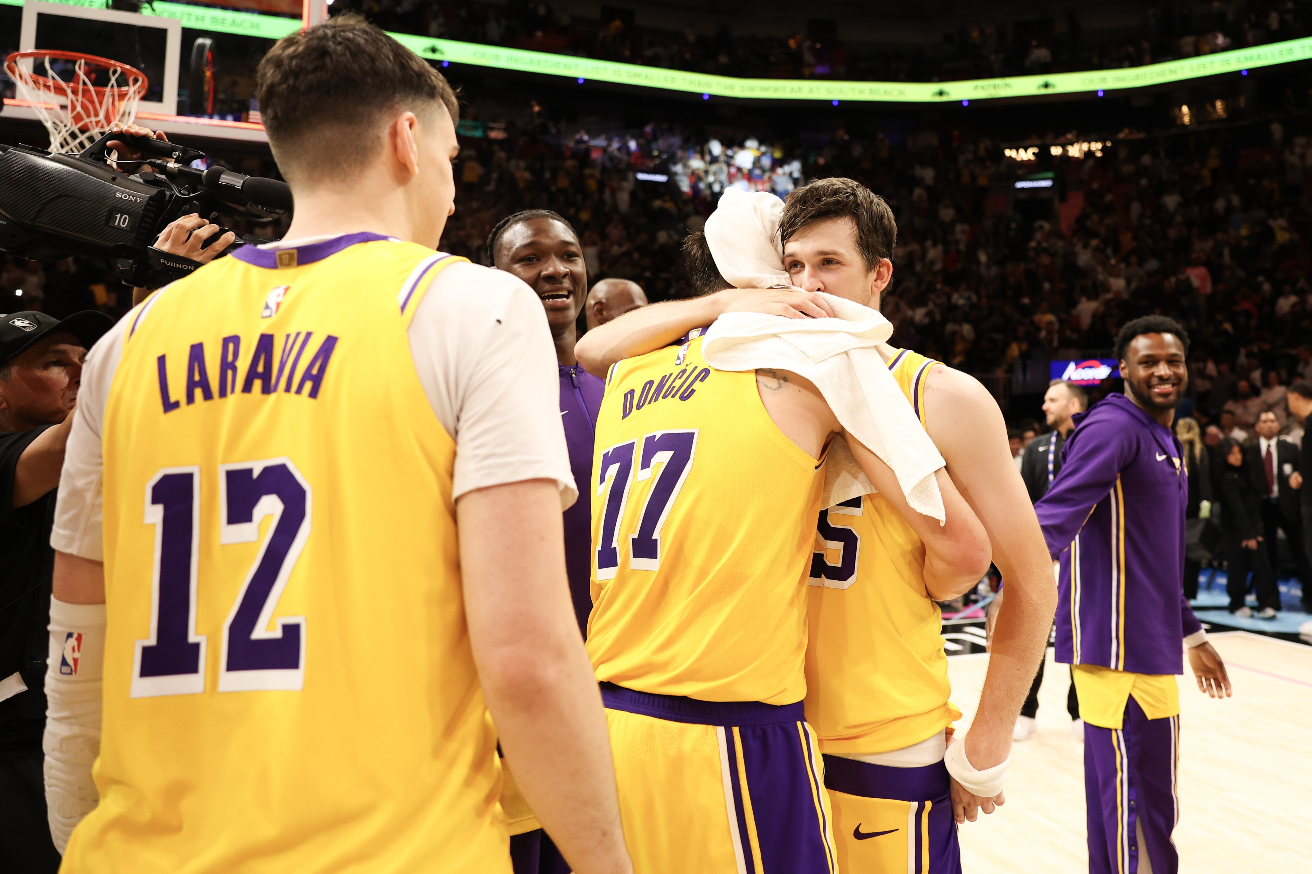 东契奇二级拉伤常规赛报销 湖人惨败雷霆后迎伤病潮 东契奇二级拉伤常规赛报销 湖人惨败雷霆后迎伤病潮