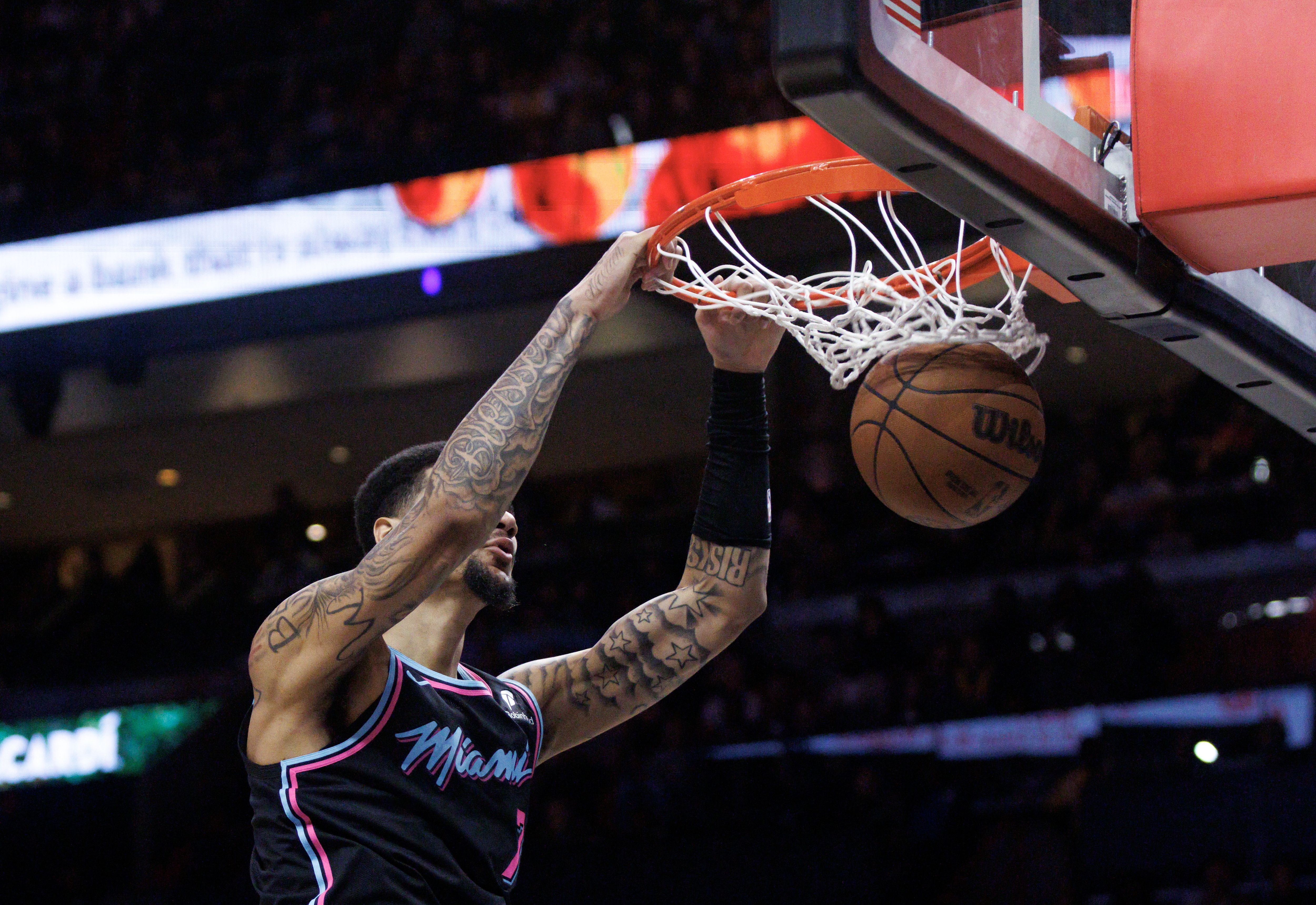 韦尔半场统治禁区 8投7中16分9板6帽正负值+19