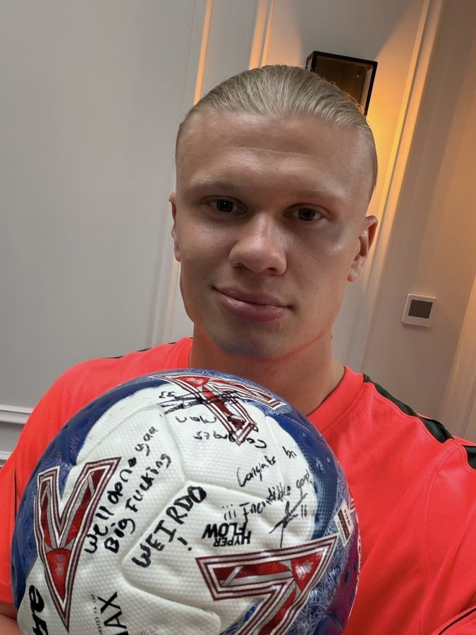 贝蒂内利比赛用球留言调侃哈兰德 哈兰德社媒晒出签名球