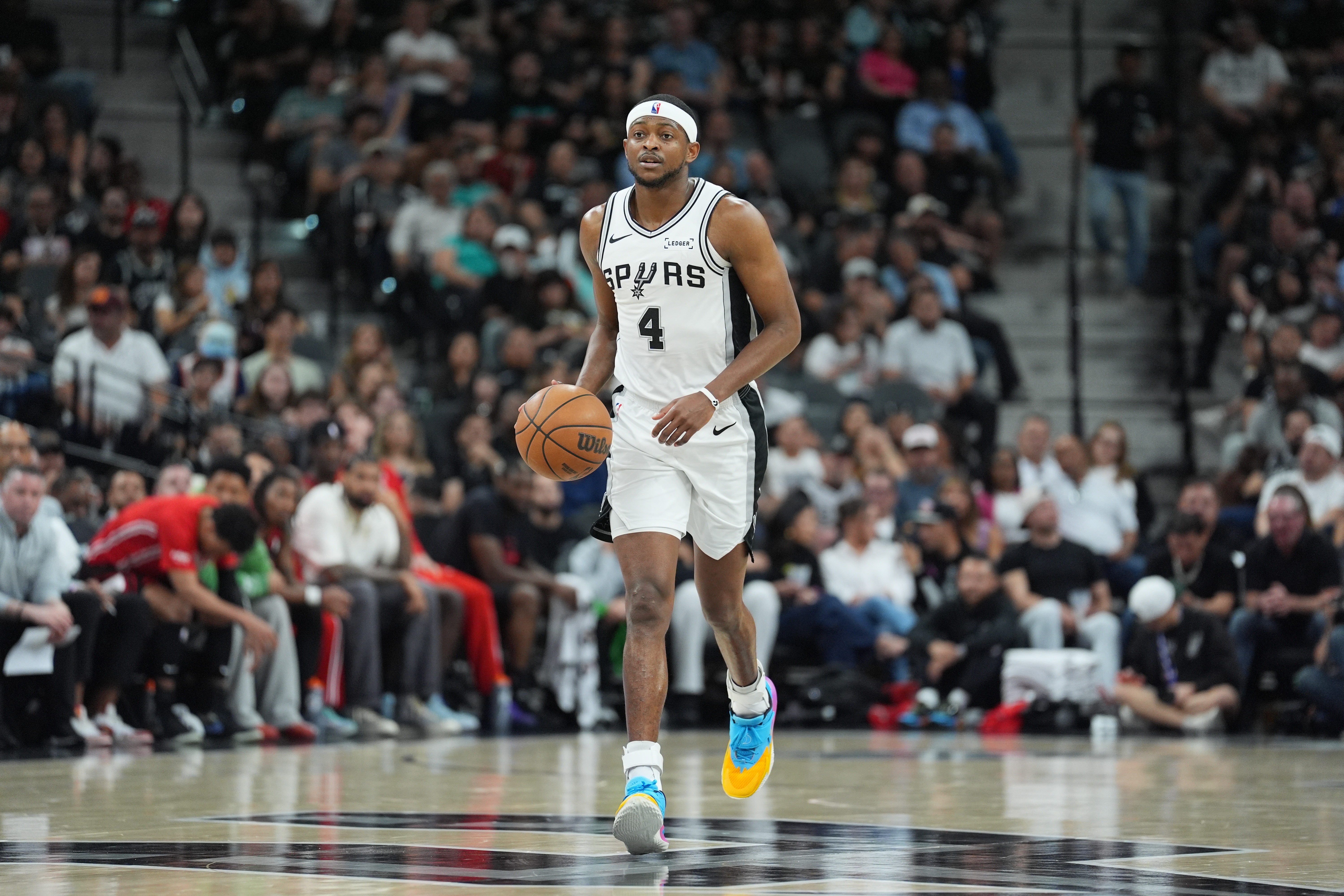 福克斯关键球失准葬送好局 马刺加时憾负掘金