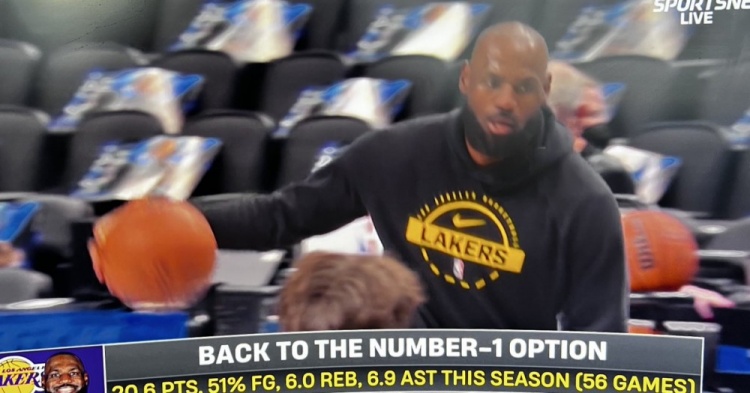 詹姆斯赛前热身状态引关注 直播方标注重回头号选择