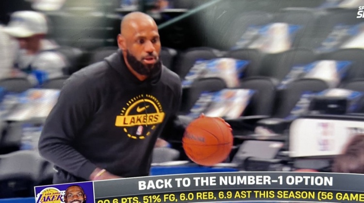 詹姆斯赛前热身状态引关注 直播方标注重回头号选择