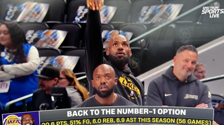 詹姆斯赛前热身状态引关注 直播方标注重回头号选择