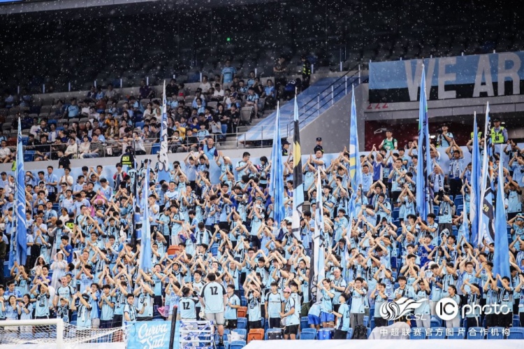 主场球迷助威成关键变量 赛后致谢强调第十二人作用 主场球迷助威成关键变量 赛后致谢强调第十二人作用