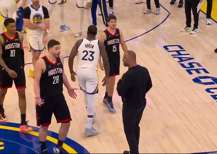 乌度卡场边怒斥申京三分选择 后者辩解大空位遭教练强硬换下