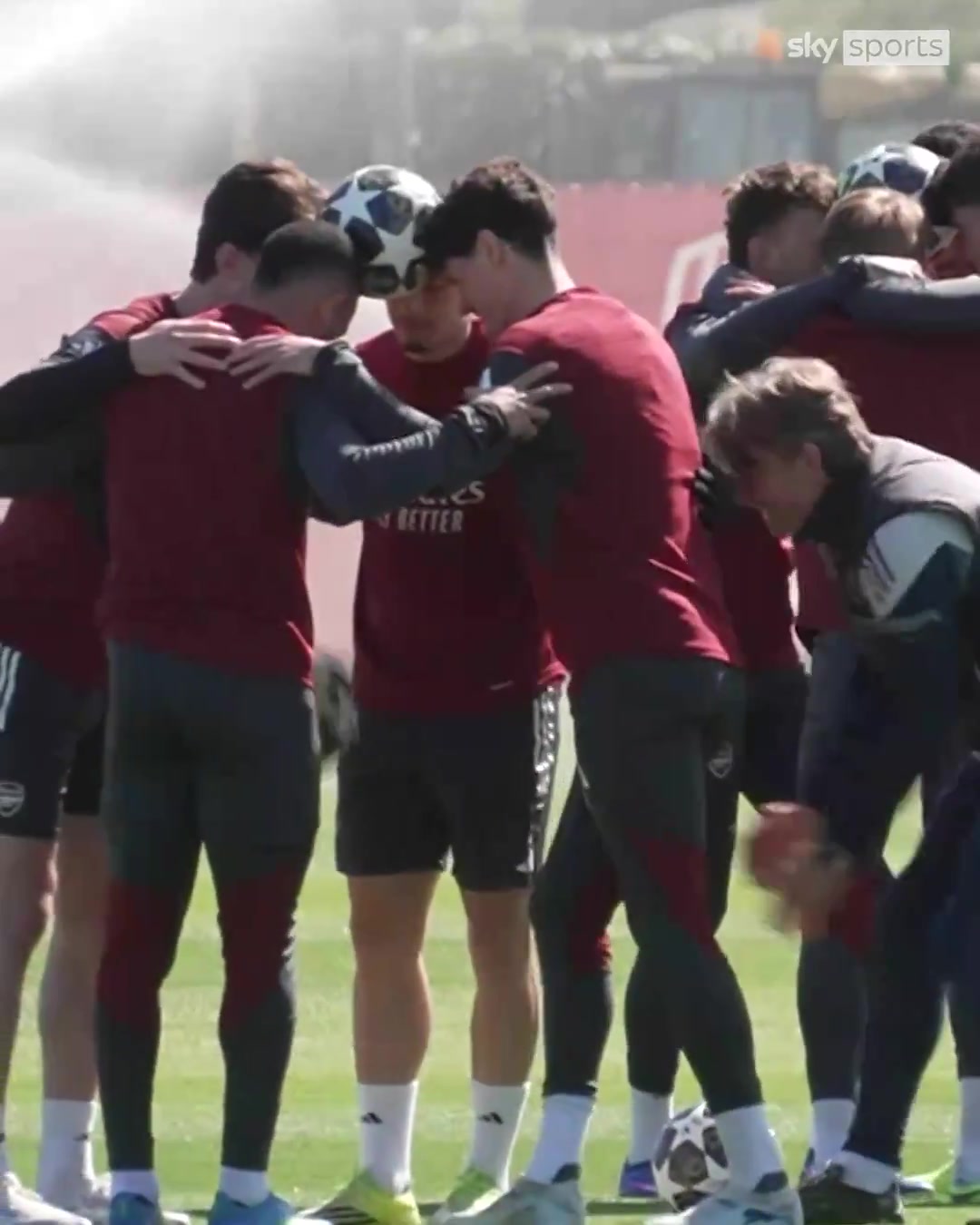 阿森纳训练引入高精度控球新科目 四人协作头顶指抵钢笔完成射桶