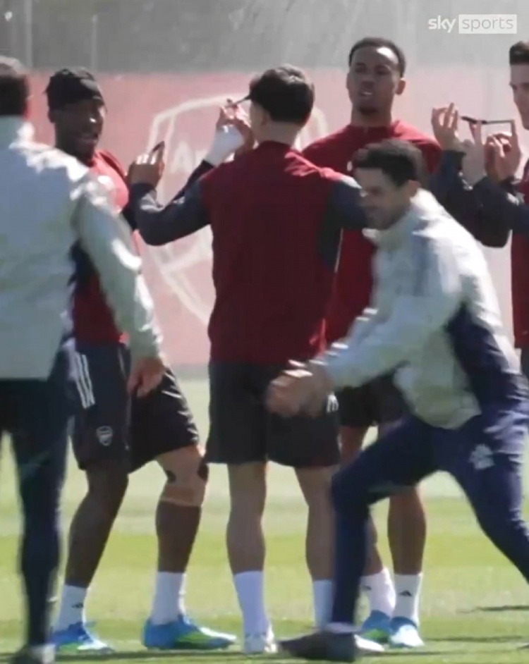 阿森纳训练引入高精度控球新科目 四人协作头顶指抵钢笔完成射桶