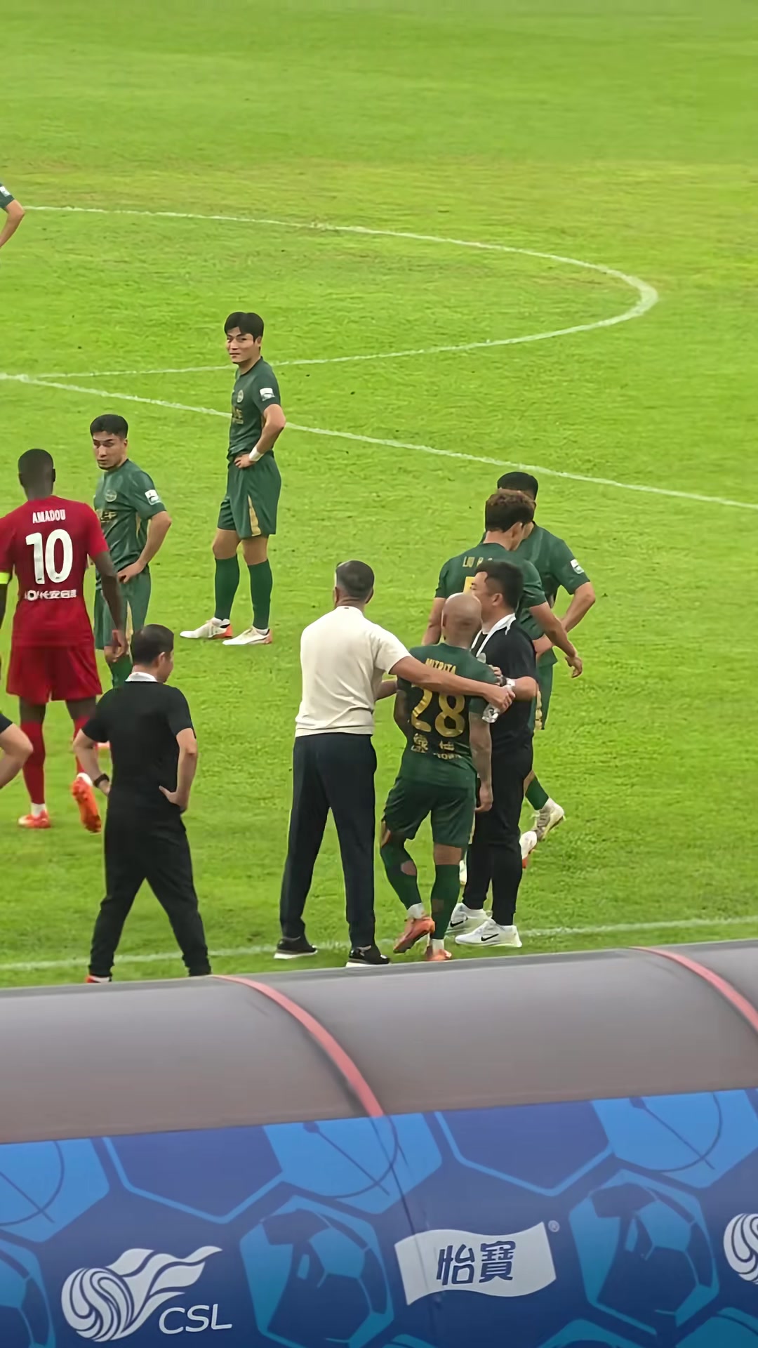 米特里策踹冰桶非首例 足协罚单早有参照 米特里策踹冰桶非首例 足协罚单早有参照