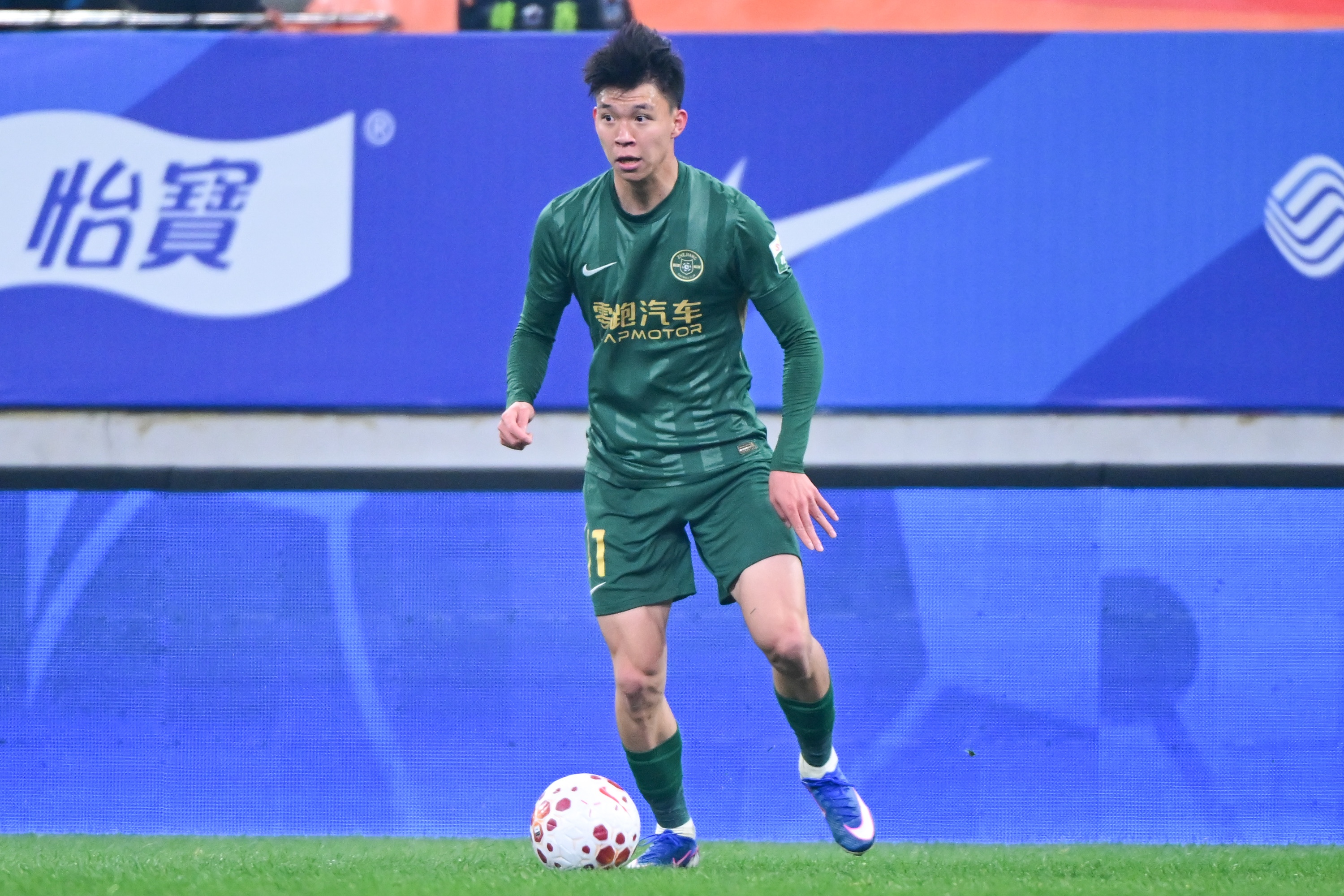 汪顺观战王钰栋 奥运冠军与国奥新星同乡