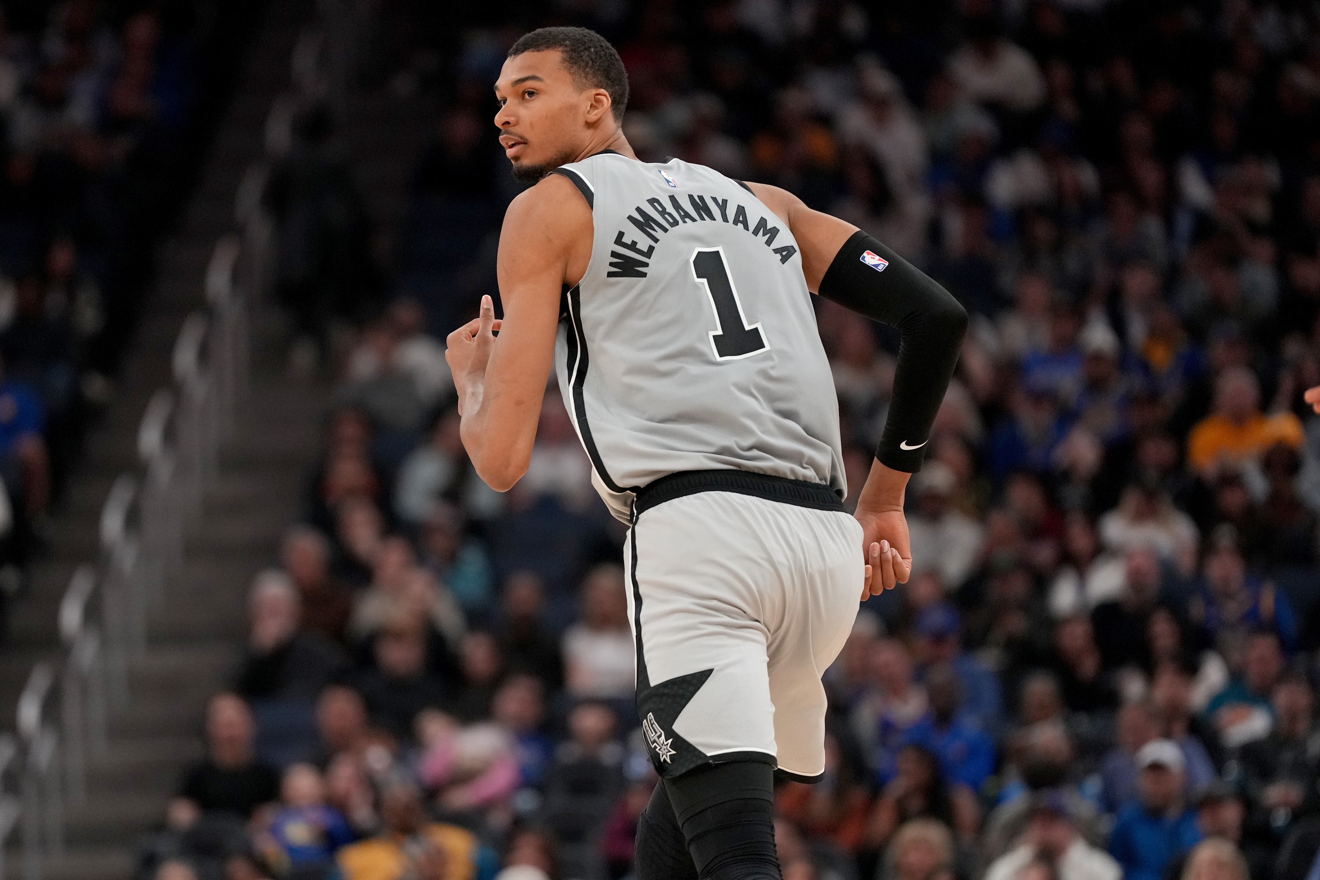 文班亚马伤情无更新 主帅称其返场打完半场为积极信号