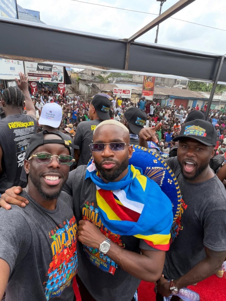 民主刚果晋级世界杯后游行 巴坎布举牌标语直指葡萄牙