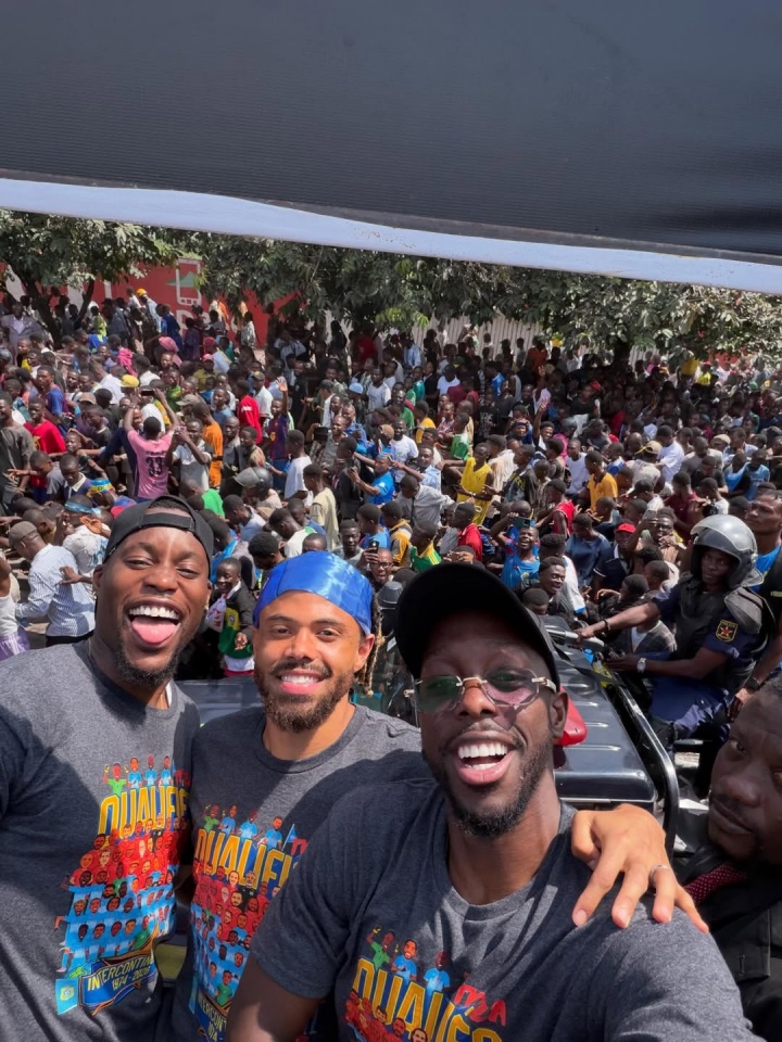 民主刚果晋级世界杯后游行 巴坎布举牌标语直指葡萄牙