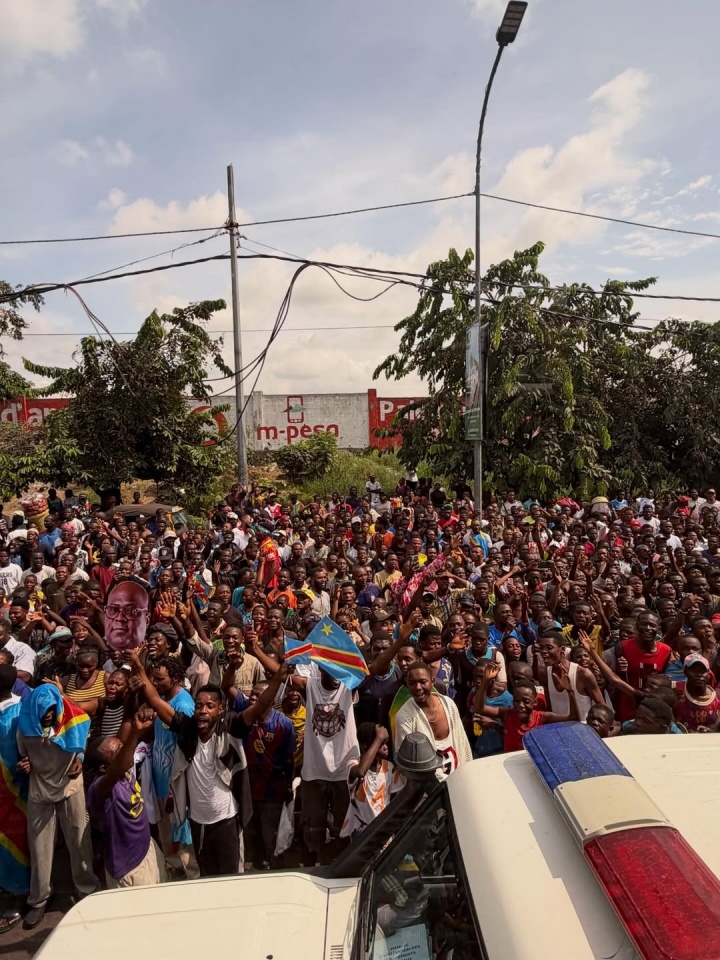 民主刚果晋级世界杯后游行 巴坎布举牌标语直指葡萄牙