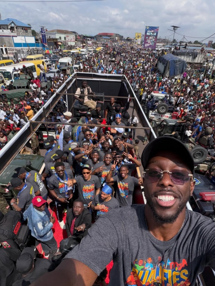 民主刚果晋级世界杯后游行 巴坎布举牌标语直指葡萄牙