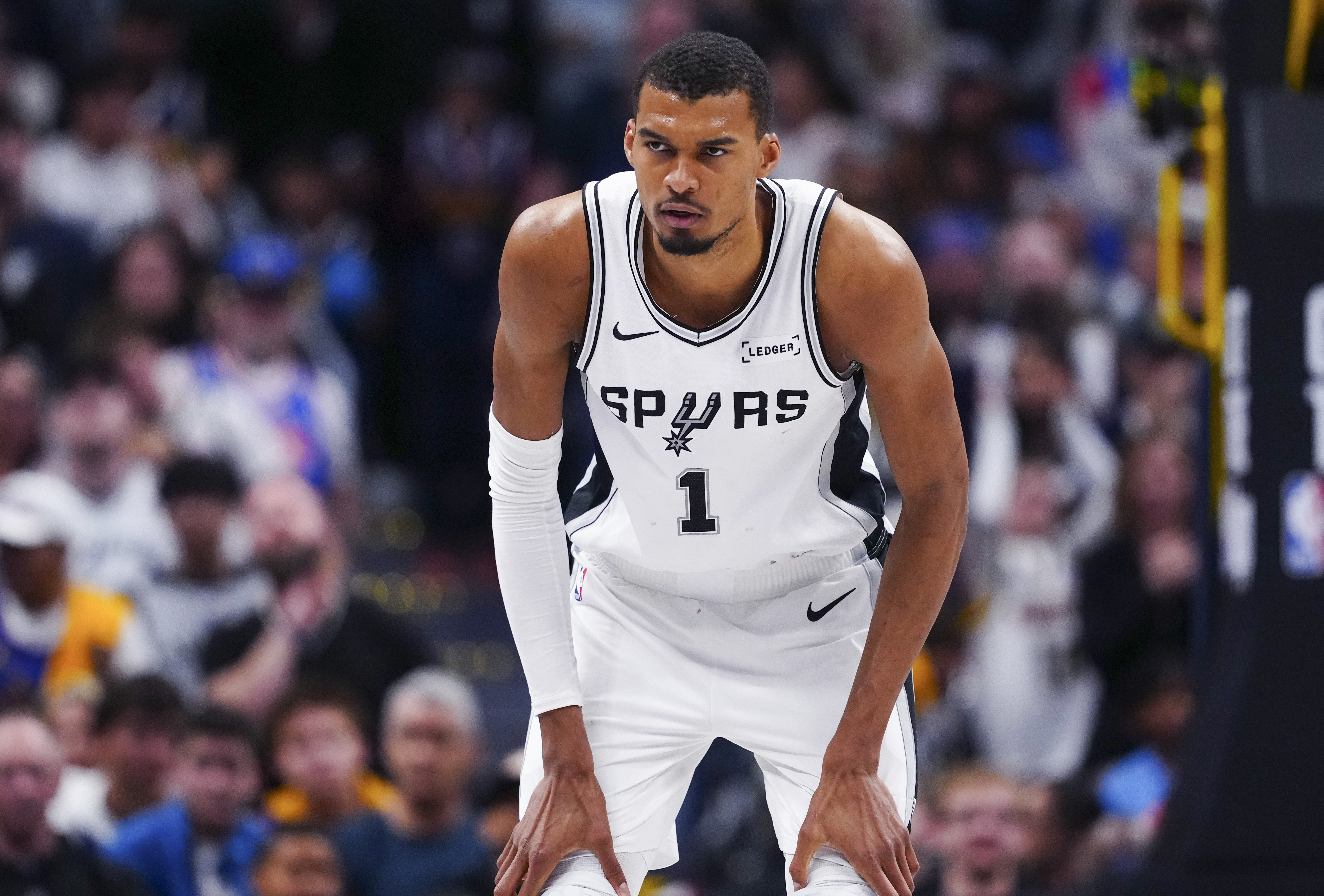 文班亚马肋骨挫伤出战存疑 马刺预计其常规赛末段复出