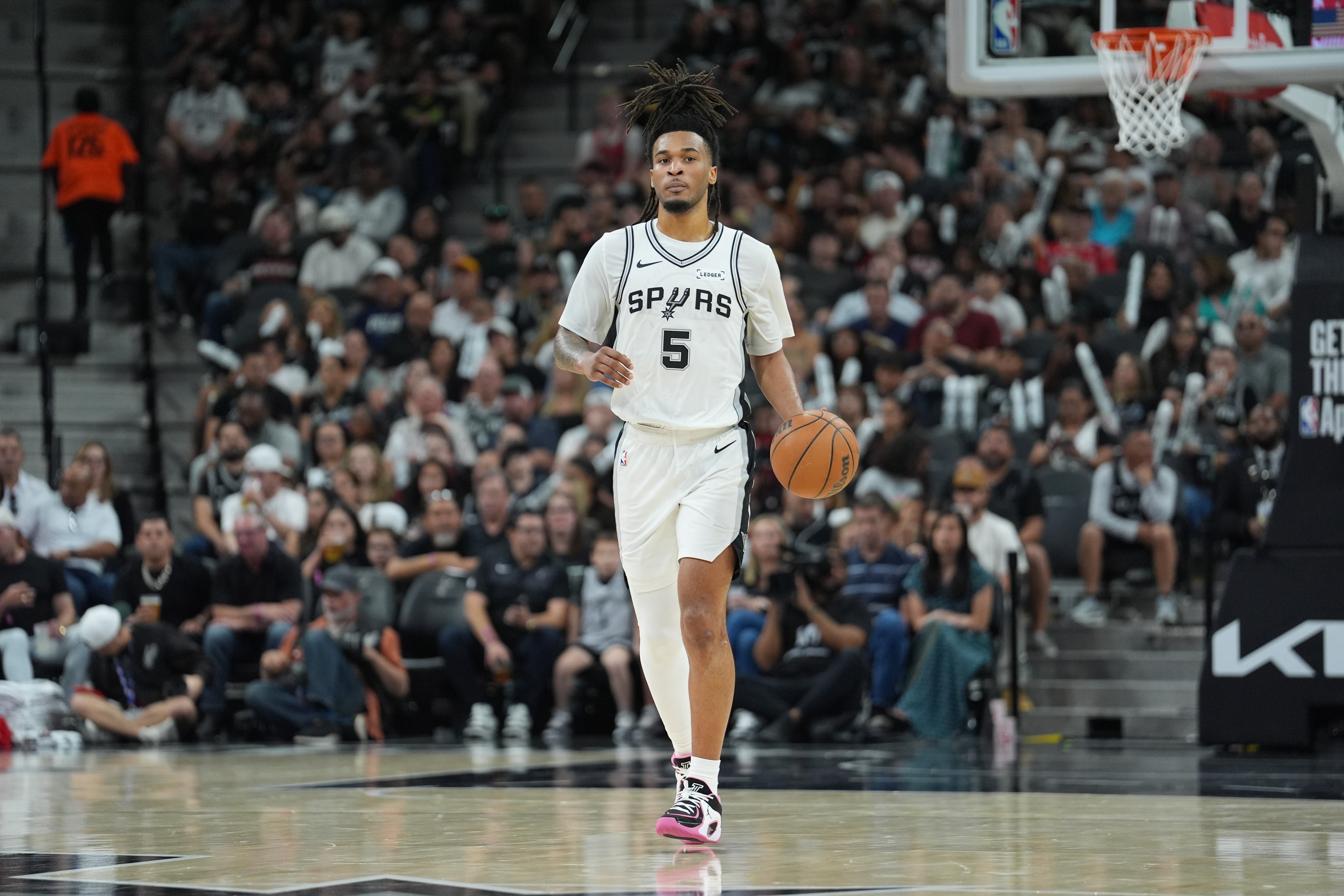 卡斯尔右膝酸痛出战存疑 马刺主场迎战开拓者