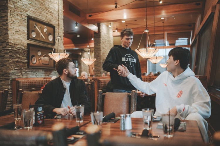 杨瀚森做东宴请混音全队 开拓者官博分享场下动态