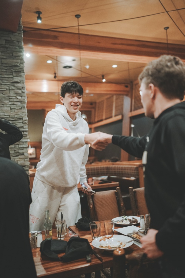 杨瀚森做东宴请混音全队 开拓者官博分享场下动态