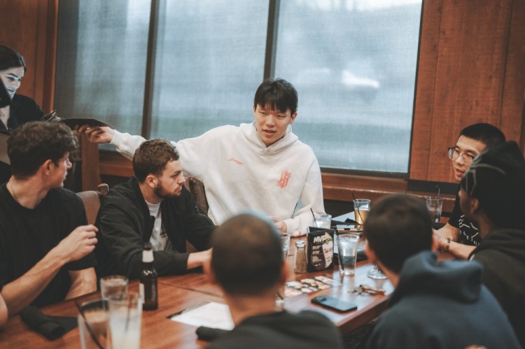 杨瀚森做东宴请混音全队 开拓者官博分享场下动态