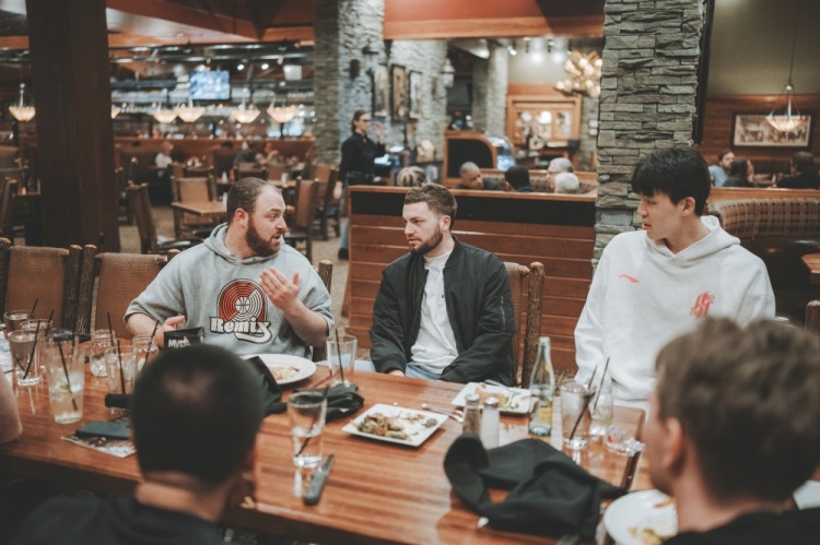 杨瀚森做东宴请混音全队 开拓者官博分享场下动态