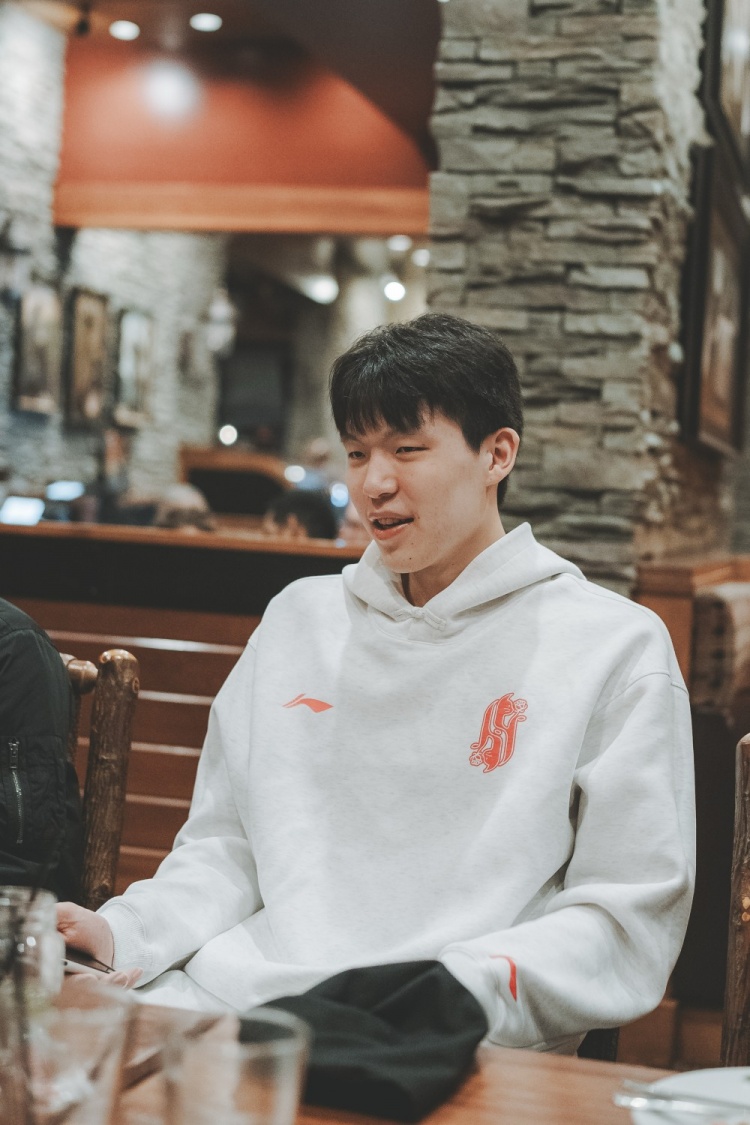 杨瀚森做东宴请混音全队 开拓者官博分享场下动态