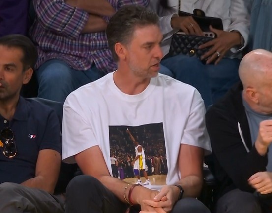 大加索尔现身湖人主场 身着科比81分纪念T恤