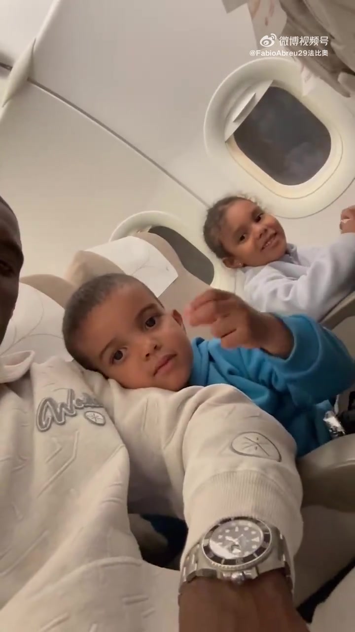 国安前锋法比奥休赛期携家人赴沪游玩