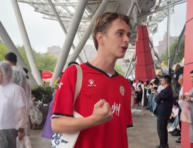 意大利街头现常州队初代球衣 外籍球迷被指曾远征苏超主场