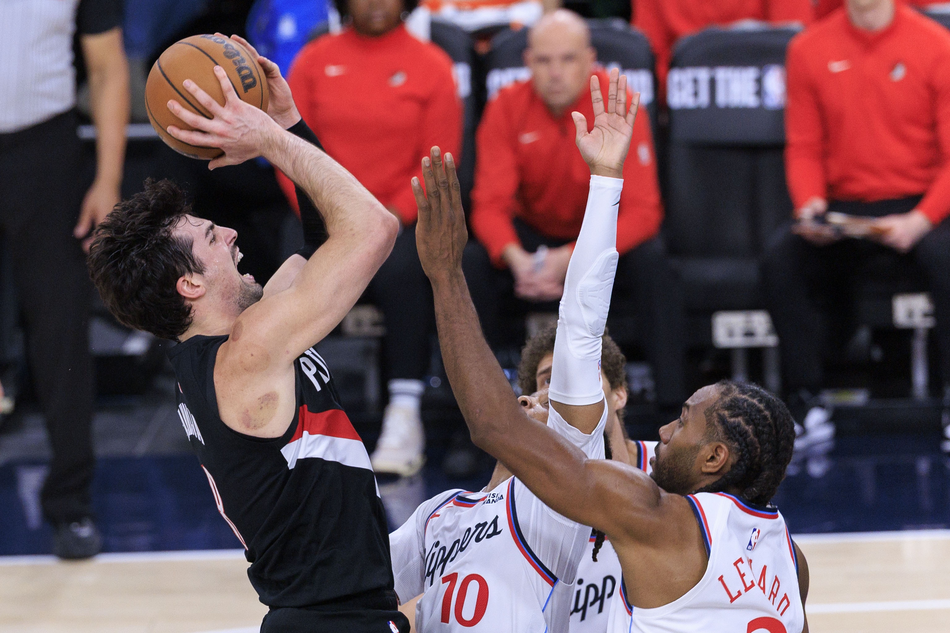 快船卡位战惨败开拓者 加兰小卡遭针对性围剿暴露阵容死穴 快船卡位战惨败开拓者 加兰小卡遭针对性围剿暴露阵容死穴