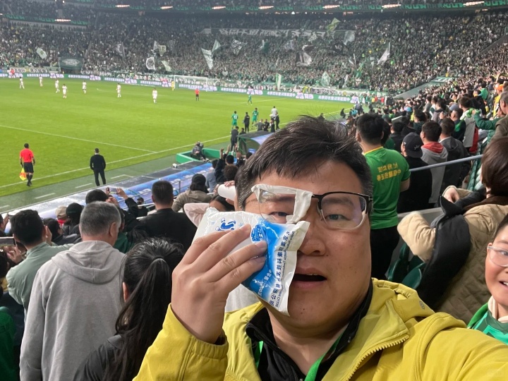 国安球迷看台遭皮球击中眼镜损毁 俱乐部致电安排赠送签名球衣