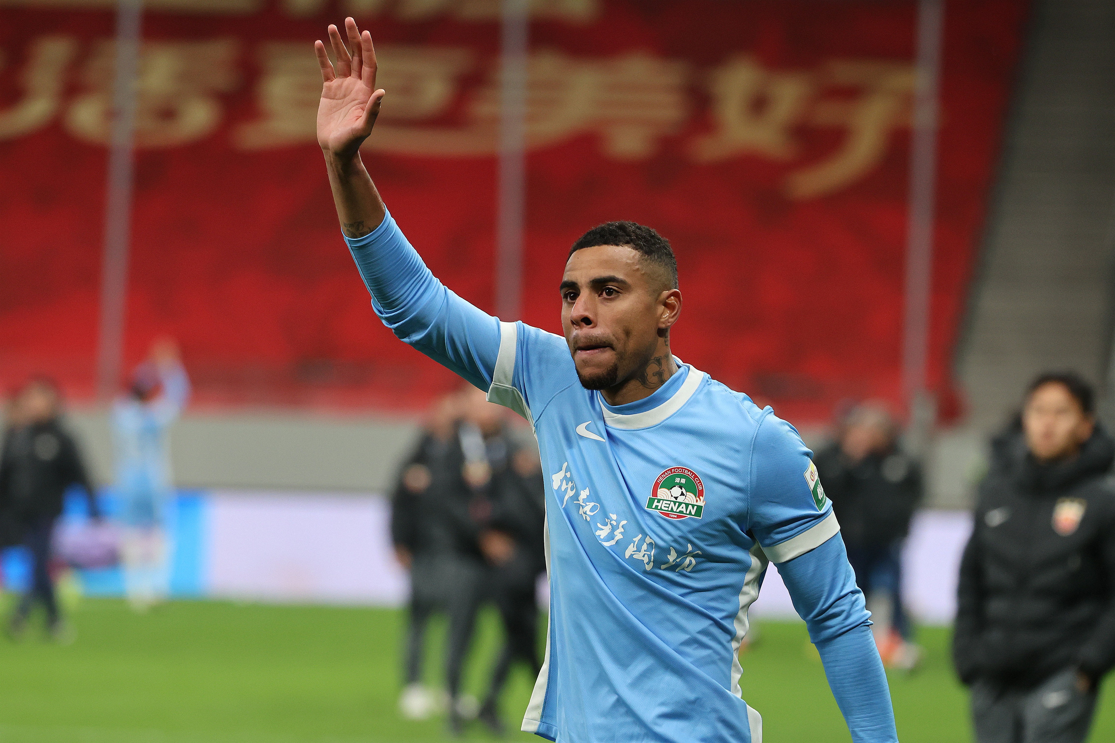 河南队0-3申花：古斯塔沃姆布拉联手浪射，四月份5场仅1球