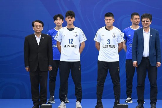 江苏常晋2026赛季出征仪式：目标中冠冲乙，苗润东接旗