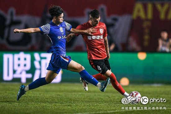 申花2-1客胜亚泰暂登顶 路易斯染黄无缘下轮战国安