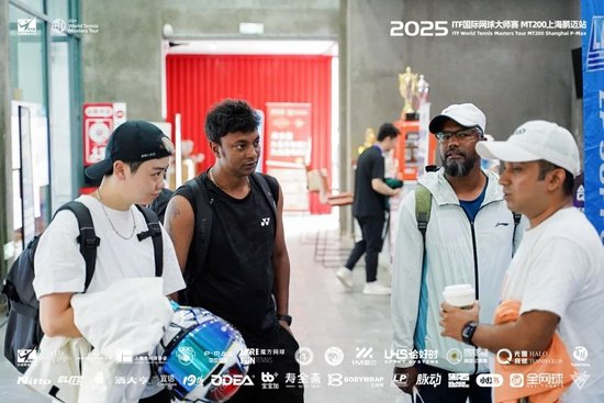斯卢茨基ITF网球大师赛首轮出局 申花球迷场边高喊:申花是冠军 斯卢茨基ITF网球大师赛首轮出局 申花球迷场边高喊:申花是冠军