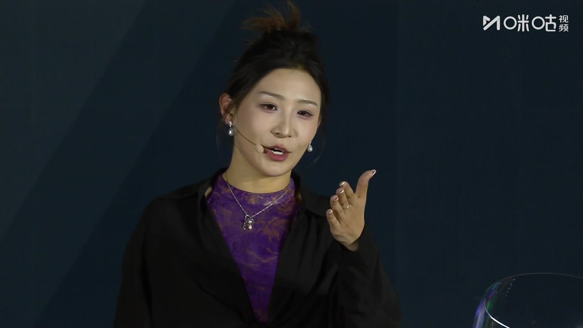 马德李紫色旗袍亮相亚洲杯抽签 称中上签信佳一指导 马德李紫色旗袍亮相亚洲杯抽签 称中上签信佳一指导
