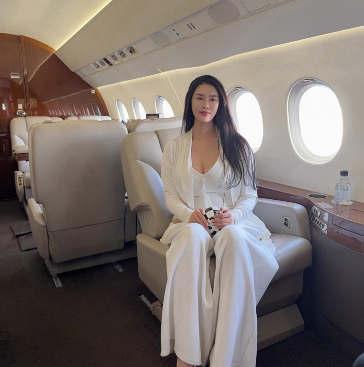巴特勒与德扑女将布兰妮再同框 此前曾同机出行