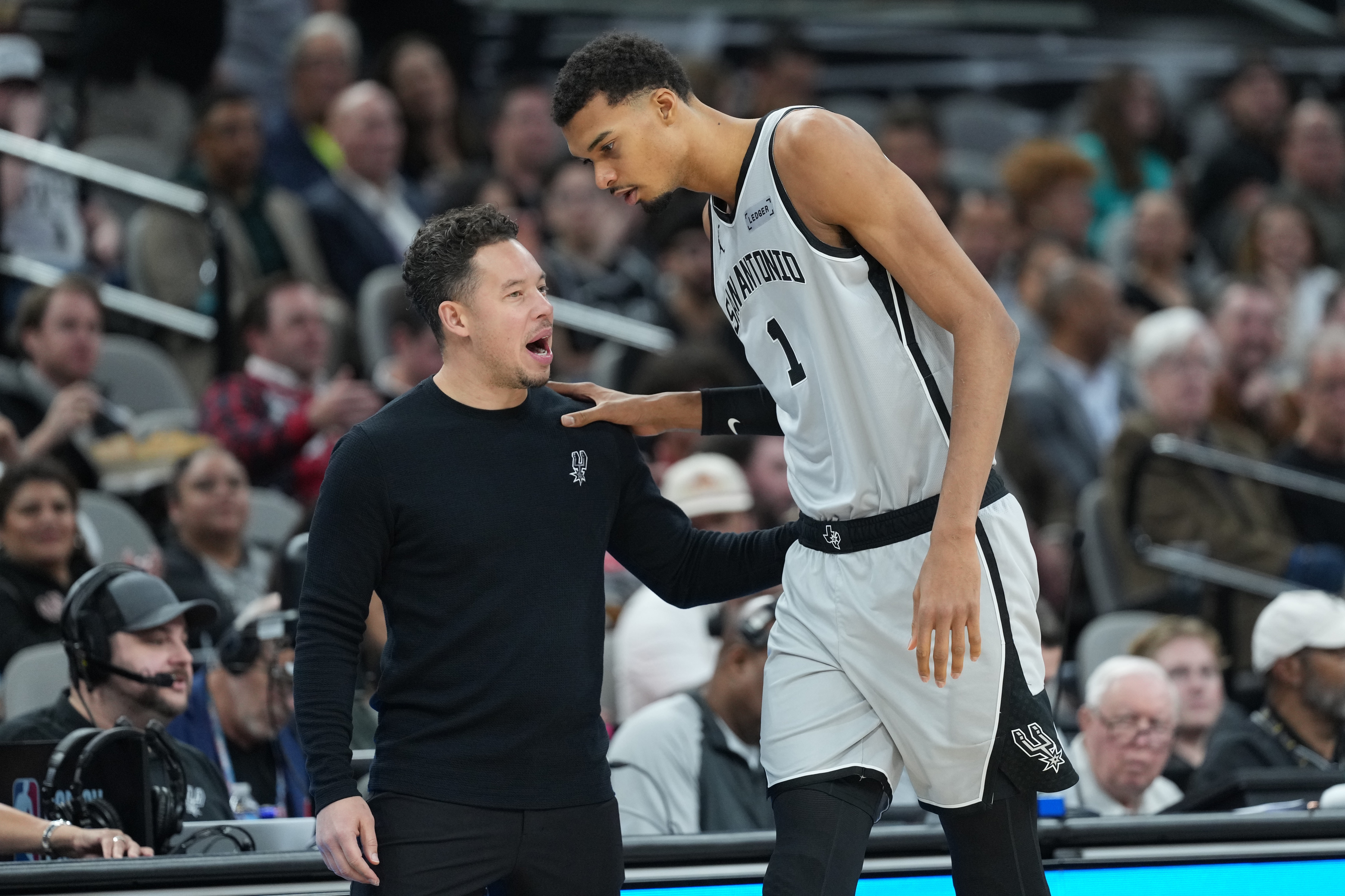 米奇:文班并非完美但勇于担责 马刺扳平雷霆总比分3-3