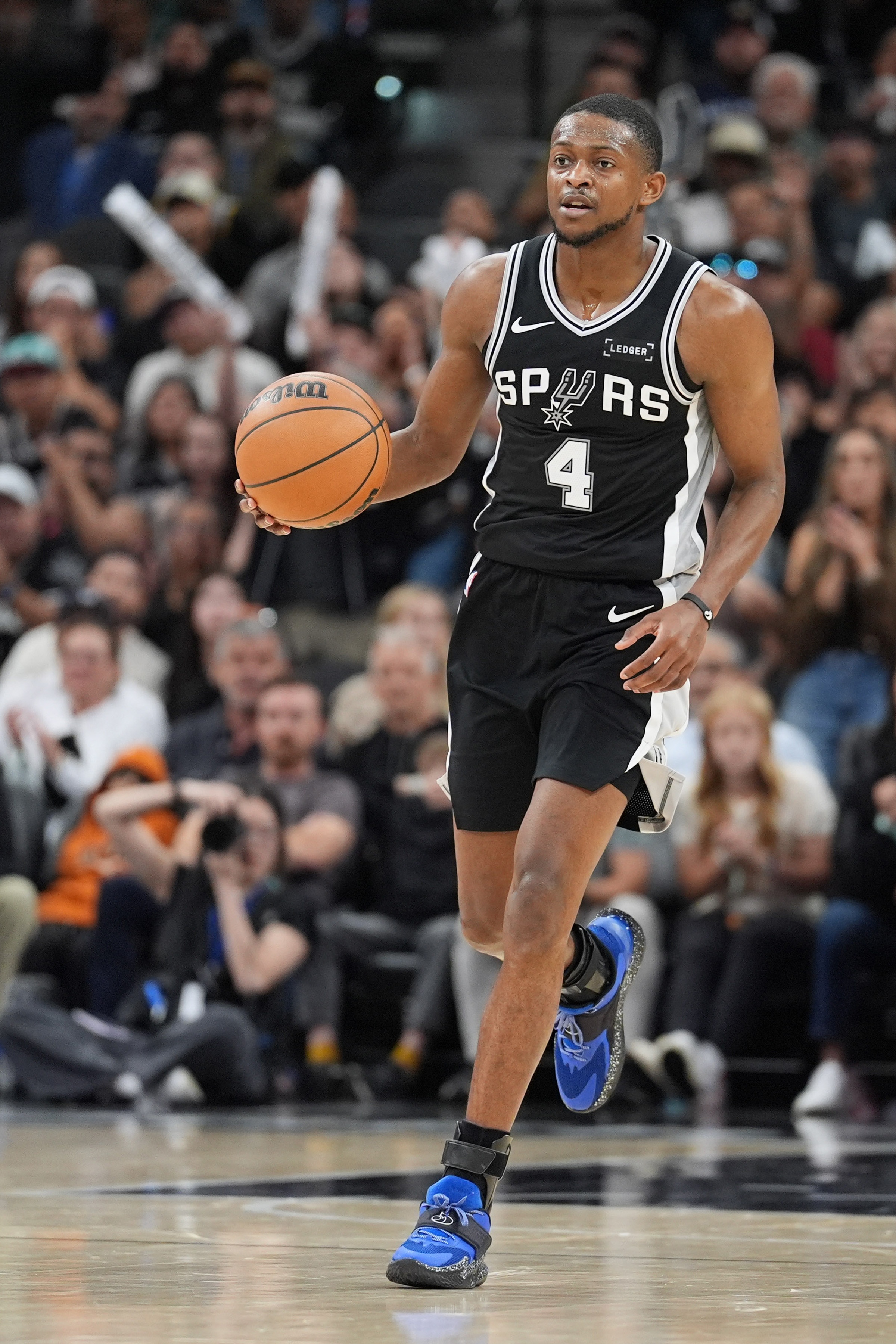 杨毅:福克斯打法与马刺体系冲突,建议今夏交易 杨毅:福克斯打法与马刺体系冲突,建议今夏交易