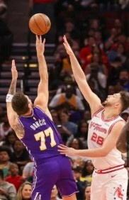 湖人三天双杀火箭 詹姆斯14中13平生涯纪录 东契奇两战76分定基调 湖人三天双杀火箭 詹姆斯14中13平生涯纪录 东契奇两战76分定基调