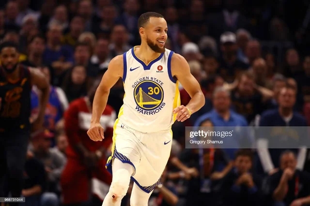 东契奇库里膝盖渗血真相:地板擦伤疤痕撕裂 非药水 东契奇库里膝盖渗血真相:地板擦伤疤痕撕裂 非药水