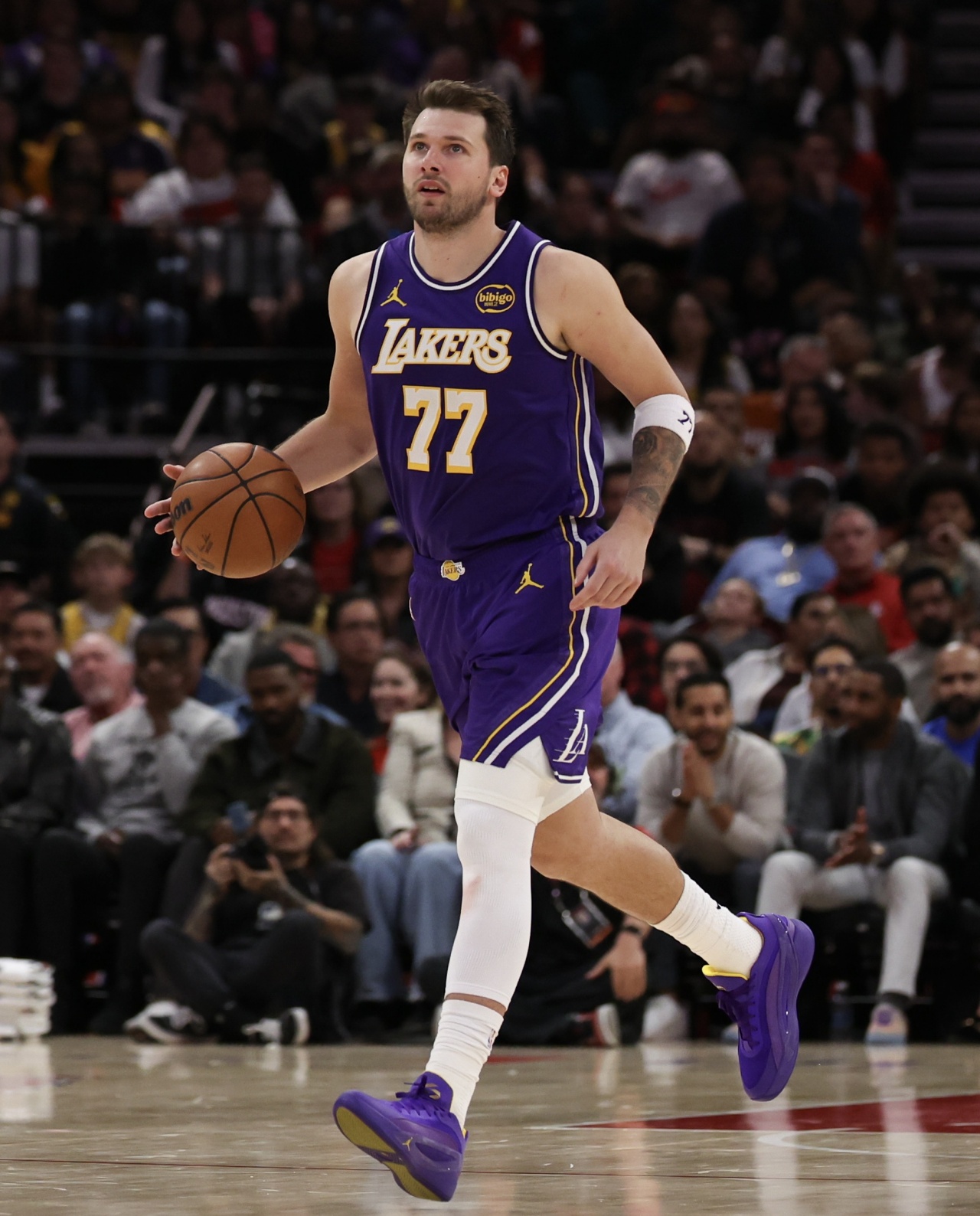 东契奇库里膝盖渗血真相:地板擦伤疤痕撕裂 非药水 东契奇库里膝盖渗血真相:地板擦伤疤痕撕裂 非药水