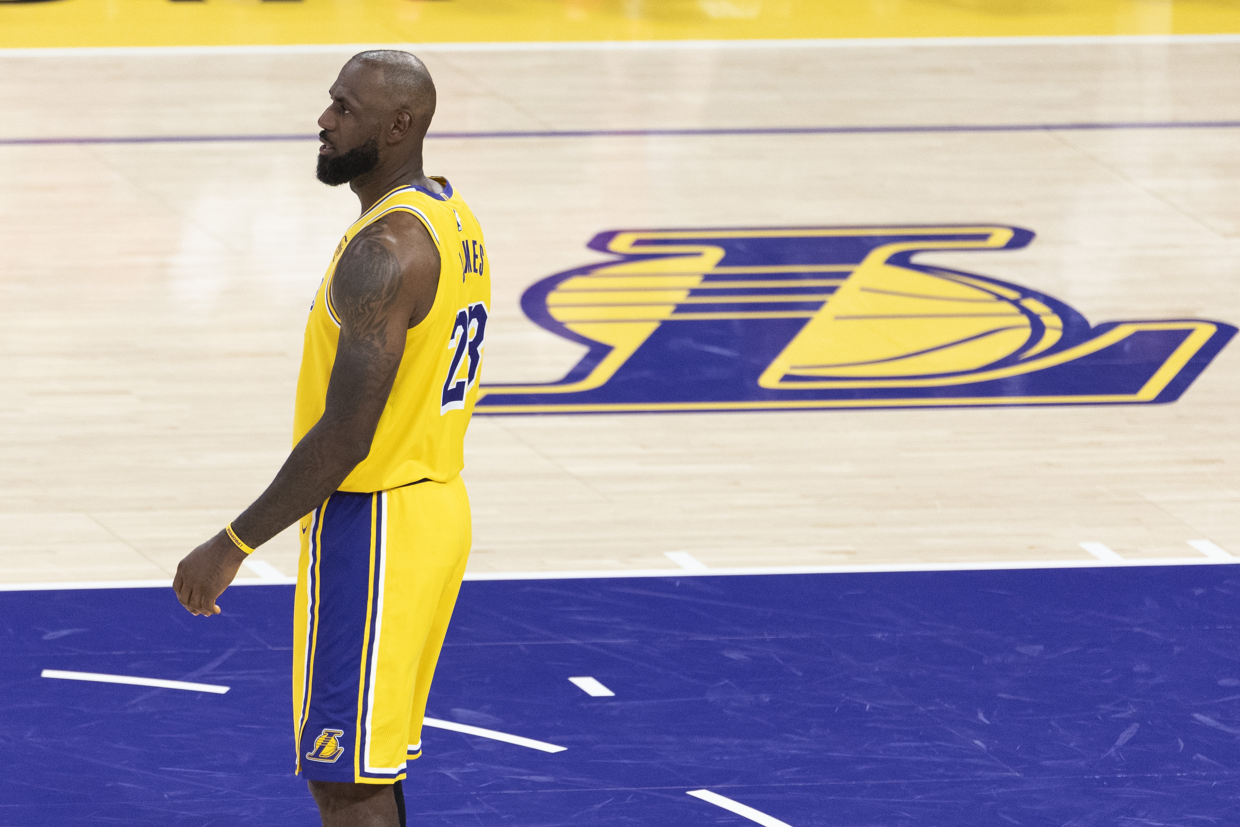 詹姆斯1611场追平历史出场纪录 39岁场均33分钟对比帕里什最后三年边缘化