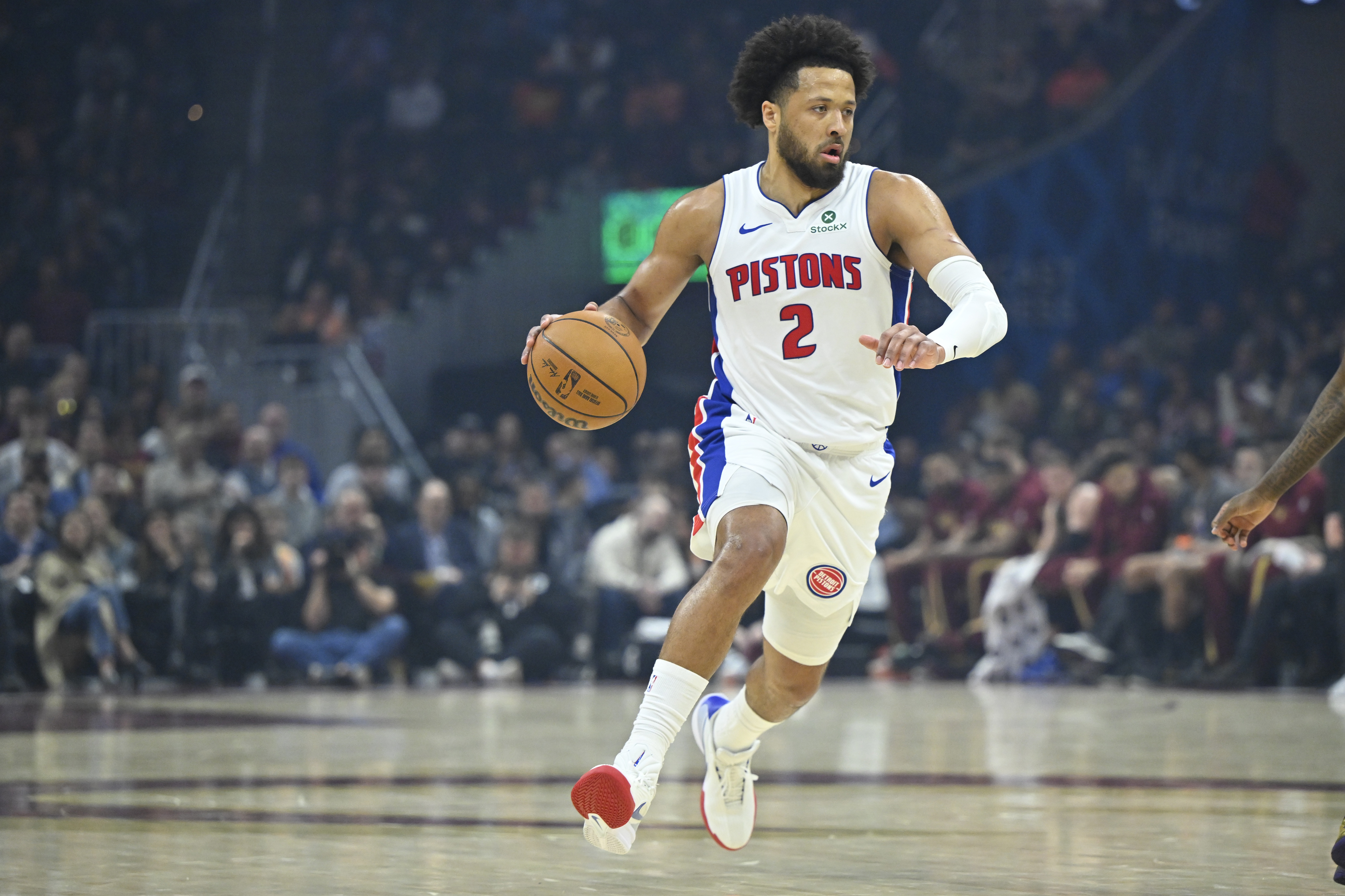 季后赛冲刺期东西部格局解析：哈登激活骑士进攻 火箭无控卫难题待解