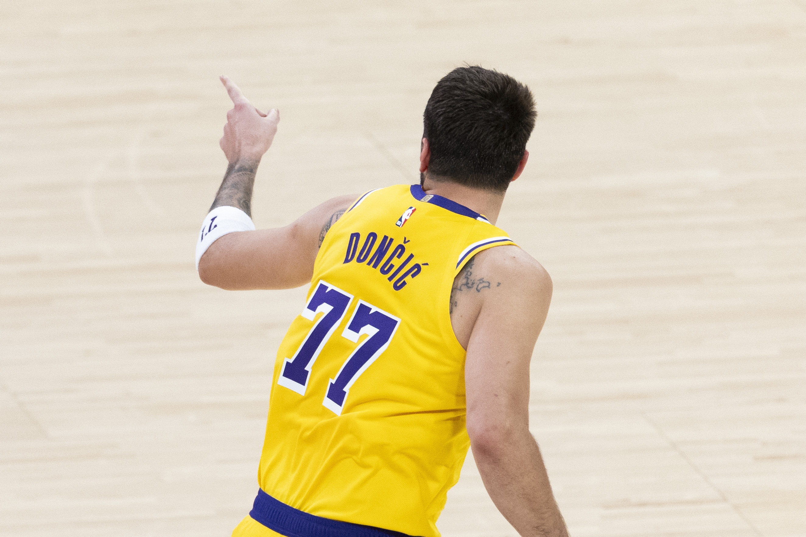 苏群评湖人背靠背胜热火 东契奇八连胜场均40.9分比肩20年前科比