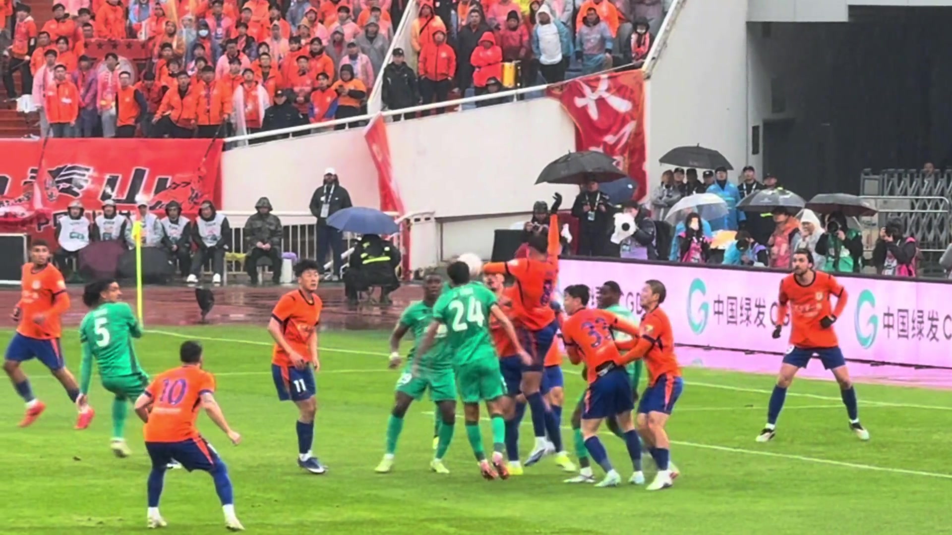 足协确认京鲁战漏判点球 当值主裁麦麦提江与VAR唐顺齐本轮停哨 足协确认京鲁战漏判点球 当值主裁麦麦提江与VAR唐顺齐本轮停哨