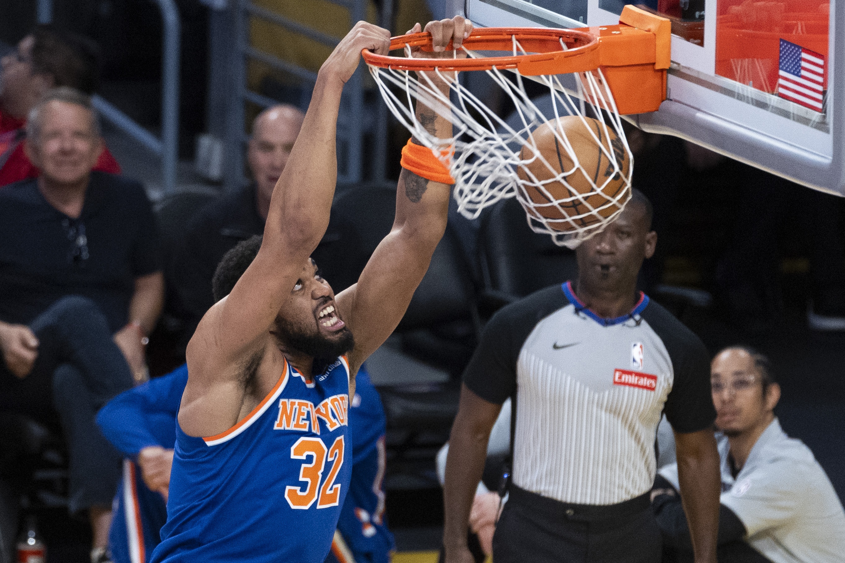 纽约德比一边倒 尼克斯狂胜篮网 布伦森复出哈特高效33分