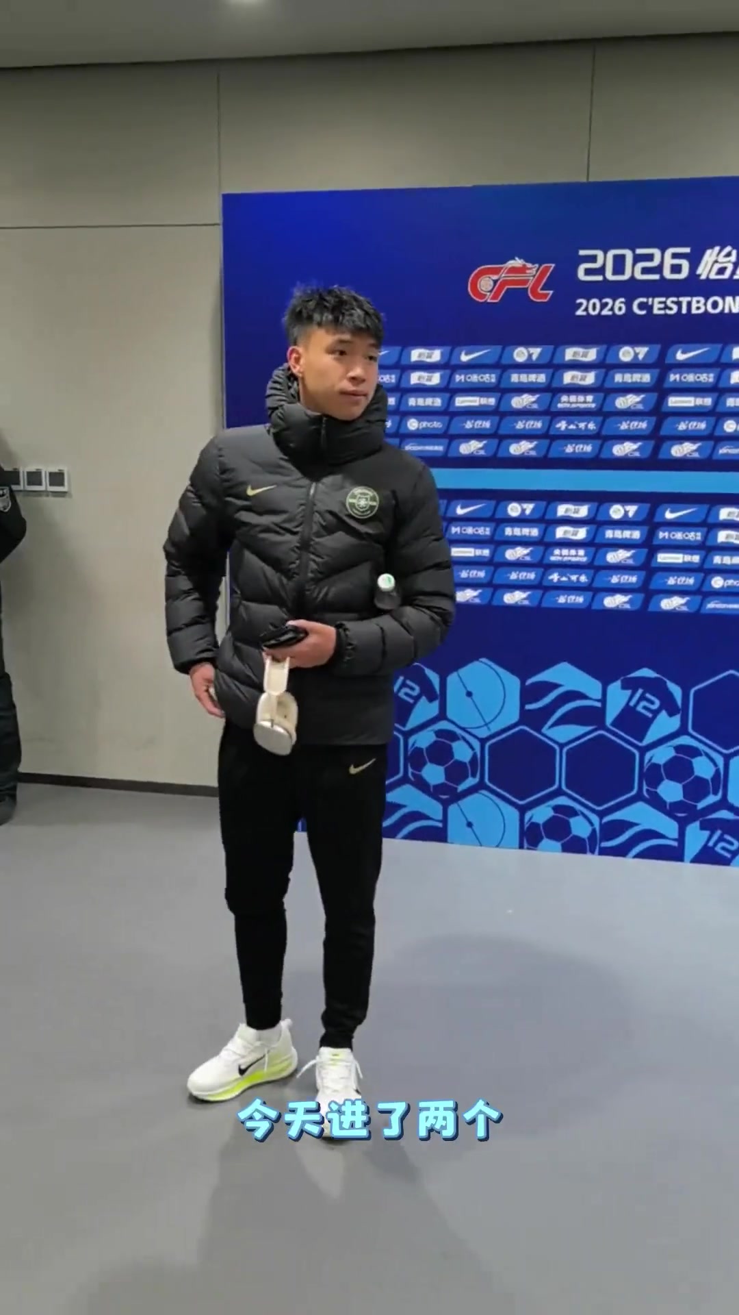 王钰栋双响后混采区争议 媒体人评年轻球员心态波动