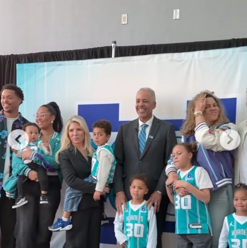 戴尔·库里30号球衣黄蜂主场退役 斯蒂芬·库里:他比我更爱篮球