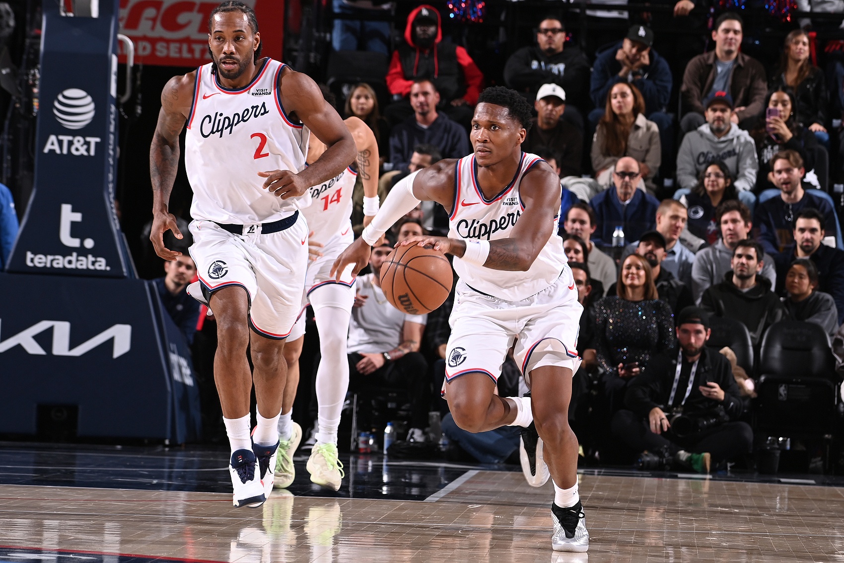 联盟连胜格局：雷霆16连胜居首 湖人8连胜延续中 老鹰11连胜遭火箭终结